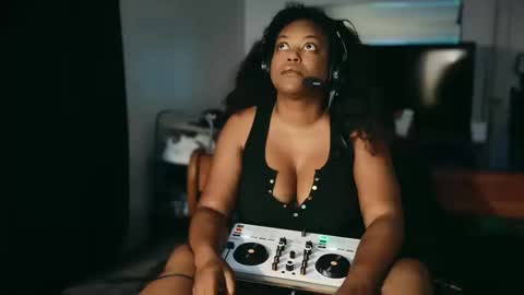 Lillycakes online show from October 10, 5:28 am