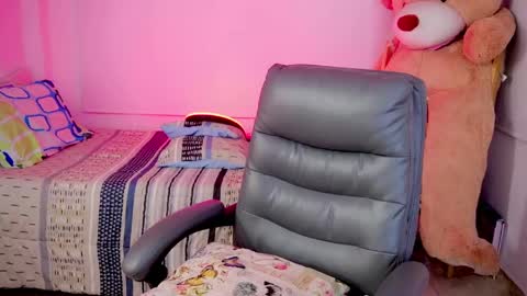 independent model online show from March 24, 9:36 am