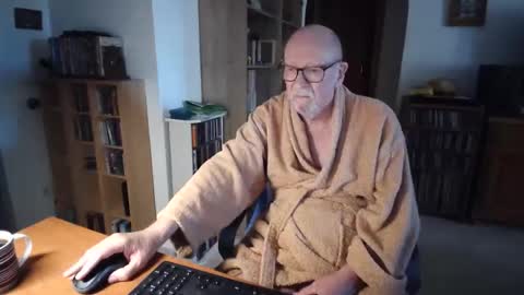  Papi  online show from April 3, 9:18 am