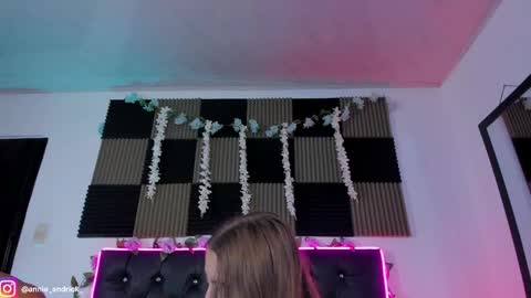 Annie Andrick online show from May 31, 9:16 am