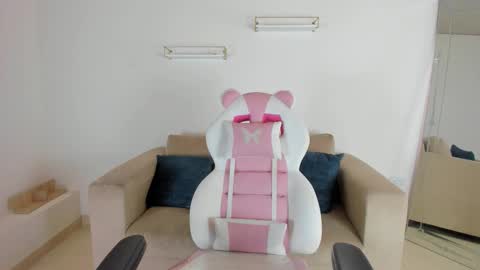    online show from October 3, 12:13 pm