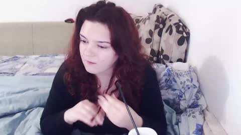 Snapshot of _bella_28 chatting on December 19, 7:40 am em online show from December 19, 7:40 am