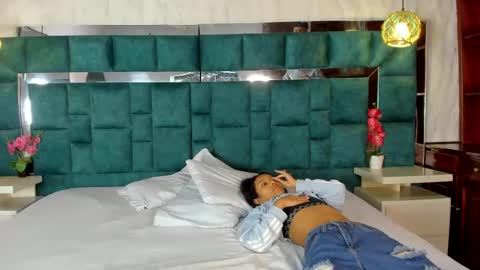 _bonnyandclyde online show from April 15, 1:07 pm