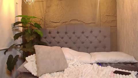 Snapshot of _coraliinee_ chatting on February 20, 6:37 am Coraline online show from February 20, 6:37 am