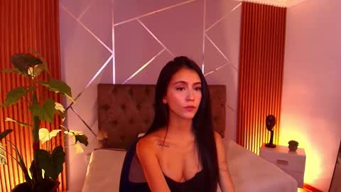 Snapshot of _coraliinee_ chatting on March 19, 6:39 am Coraline online show from March 19, 6:39 am