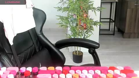 Snapshot of _feralberry__ chatting on June 11, 7:28 am Alis online show from June 11, 7:28 am