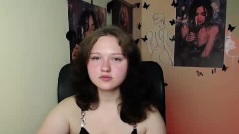 Snapshot of _foxy_lady chatting on June 22, 5:48 am Alice online show from June 22, 5:48 am