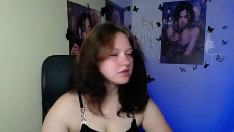 Snapshot of _foxy_lady chatting on July 2, 6:19 am Alice online show from July 2, 6:19 am