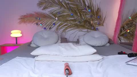 Holly online show from February 10, 9:04 am