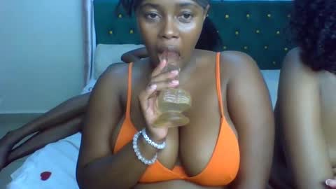 Snapshot of _honey_bloom chatting on February 18, 8:16 pm _honey_bloom online show from February 18, 8:16 pm