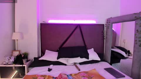 Snapshot of _isabella_2 chatting on February 24, 6:47 pm Isa online show from February 24, 6:47 pm