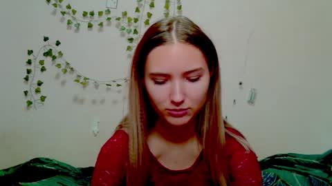 _kikiclark_ online show from November 20, 5:12 pm