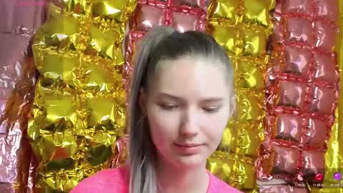 _kikiclark_ online show from April 19, 1:21 pm