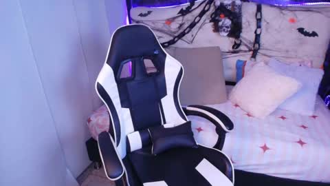 Liily online show from October 31, 1:23 pm