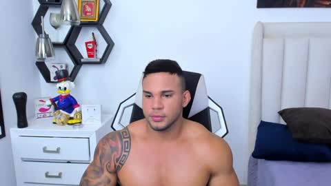 _matthew_santos_ online show from February 12, 8:40 pm