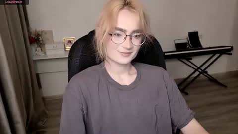 _meow_neko_ online show from July 6, 12:46 pm