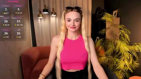 Snapshot of _mila_lux_ chatting on June 20, 8:55 pm Mila online show from June 20, 8:55 pm