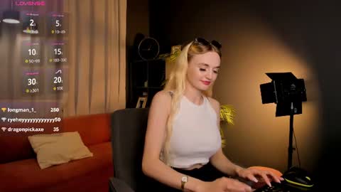 Snapshot of _mila_lux_ chatting on June 22, 3:25 am Mila online show from June 22, 3:25 am