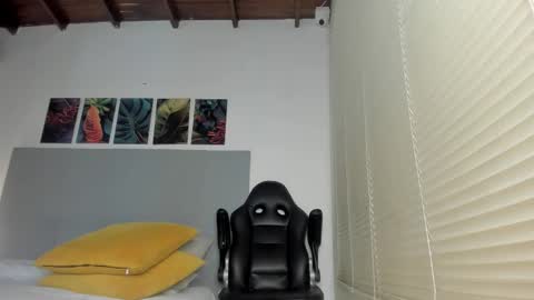 Snapshot of _molly_rosse_ chatting on February 18, 12:01 pm _molly_rosse_ online show from February 18, 12:01 pm