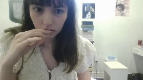 _naomixx_ online show from May 6, 4:23 pm