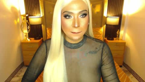 _natashacooper_ online show from April 9, 6:19 am