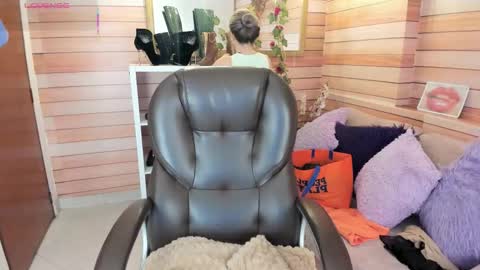 Snapshot of _victoria_collins chatting on February 12, 11:05 am Sol online show from February 12, 11:05 am