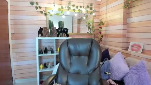 Snapshot of _victoria_collins chatting on February 17, 10:45 am Sol online show from February 17, 10:45 am