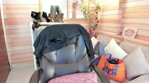 Snapshot of _victoria_collins chatting on February 18, 10:55 am Sol online show from February 18, 10:55 am