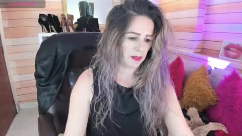 Snapshot of _victoria_collins chatting on March 1, 12:07 pm Sol online show from March 1, 12:07 pm