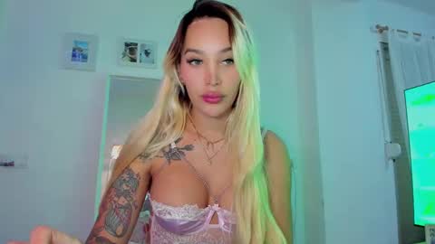 Snapshot of _viioletweekend_ chatting on December 21, 7:32 pm online show from December 21, 7:32 pm