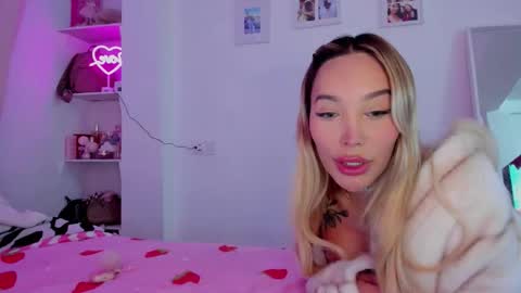 Snapshot of _viioletweekend_ chatting on January 7, 8:11 pm online show from January 7, 8:11 pm