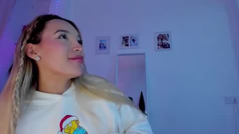 Snapshot of _viioletweekend_ chatting on January 9, 10:55 pm online show from January 9, 10:55 pm