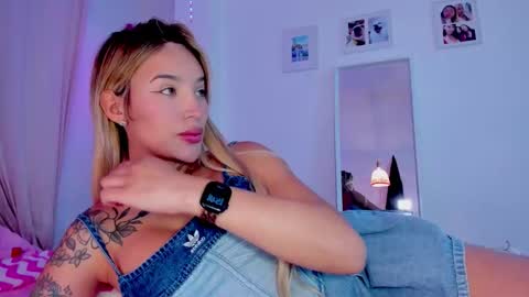 Snapshot of _viioletweekend_ chatting on January 15, 9:51 pm online show from January 15, 9:51 pm