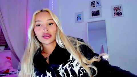 Snapshot of _viioletweekend_ chatting on February 16, 8:49 pm online show from February 16, 8:49 pm