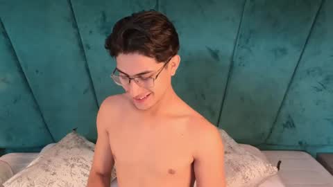 Aaron Ezequiel online show from April 22, 5:03 pm