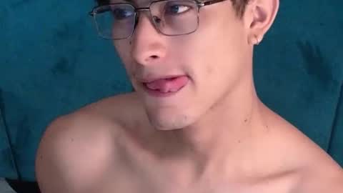 Aaron Ezequiel online show from May 8, 2:33 pm