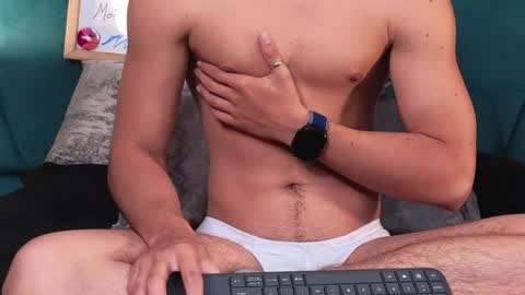 Snapshot of aaron_eze chatting on June 13, 2:59 pm Aaron Ezequiel online show from June 13, 2:59 pm