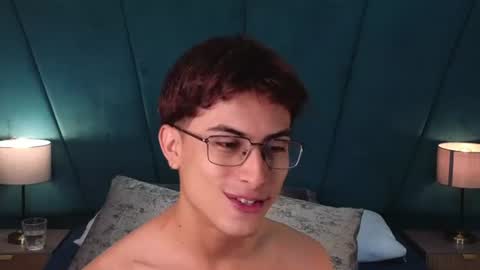Snapshot of aaron_eze chatting on June 21, 12:41 pm Aaron Ezequiel online show from June 21, 12:41 pm