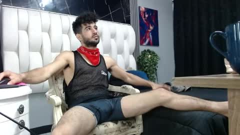 Snapshot of aaron_jones_1 chatting on April 16, 10:12 pm aaron_jones_1 online show from April 16, 10:12 pm