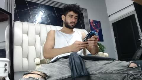 Snapshot of aaron_jones_1 chatting on April 19, 8:11 pm aaron_jones_1 online show from April 19, 8:11 pm