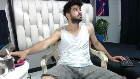 Snapshot of aaron_jones_1 chatting on April 21, 3:35 am aaron_jones_1 online show from April 21, 3:35 am