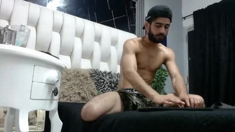 Snapshot of aaron_jones_1 chatting on April 27, 7:34 pm aaron_jones_1 online show from April 27, 7:34 pm