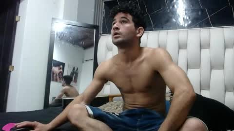 Snapshot of aaron_jones_1 chatting on May 1, 5:45 am aaron_jones_1 online show from May 1, 5:45 am
