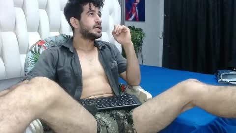 Snapshot of aaron_jones_1 chatting on May 9, 3:45 am aaron_jones_1 online show from May 9, 3:45 am