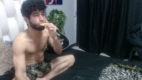 Snapshot of aaron_jones_1 chatting on May 28, 6:32 am aaron_jones_1 online show from May 28, 6:32 am