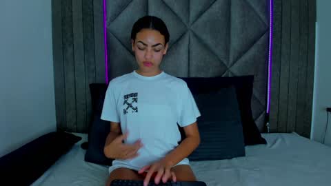 Snapshot of aashleytaylor chatting on January 21, 7:39 pm AASHLEY online show from January 21, 7:39 pm