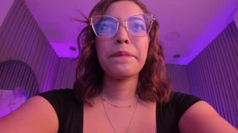 Snapshot of abrilbloom_ chatting on June 5, 2:29 am abril online show from June 5, 2:29 am