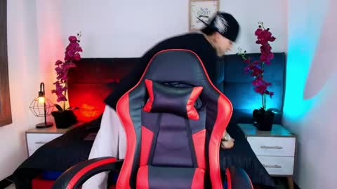 AdamsWalkerr  online show from March 31, 12:49 pm