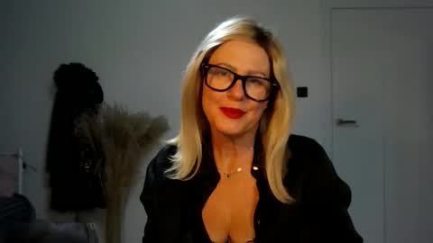 adelemilf40 online show from October 23, 6:28 pm