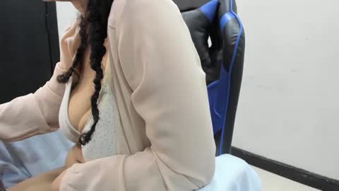 Snapshot of agata18_ chatting on February 6, 1:25 pm A G A T A online show from February 6, 1:25 pm